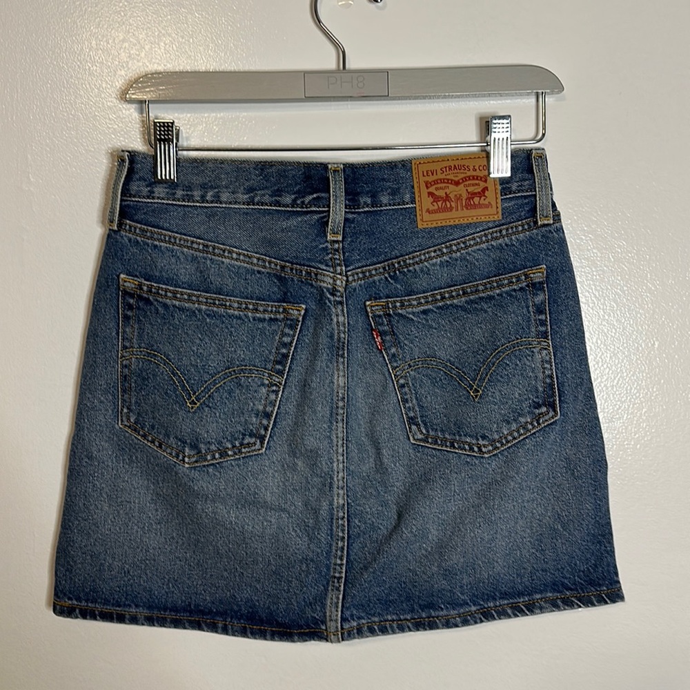 Levi’s mini denim skirt